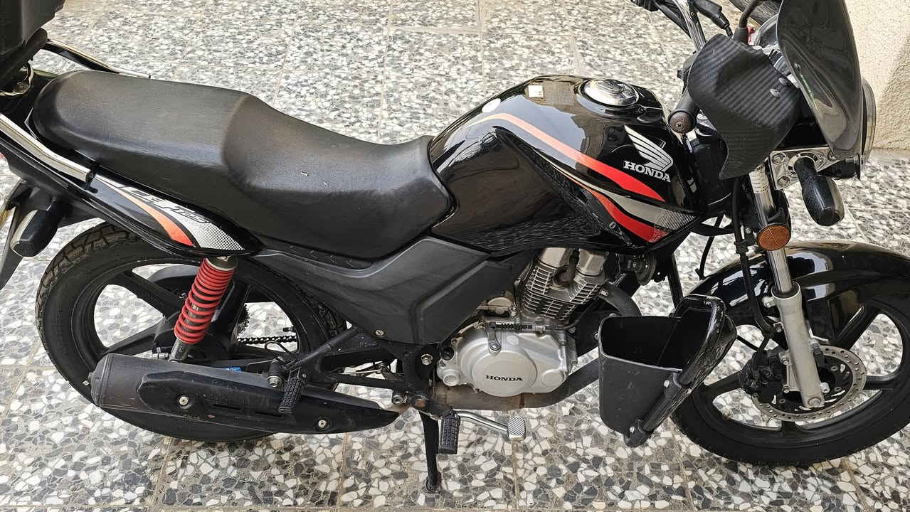 السلام عليكم هوندا سيبي اف 125 دراجة غنية عن التعريف ياباني اصل مال مزاد نازلة ب2025 شهر ال2 جانت مخزنة ماشية 6 الاف دراجتي الخاصة الياخذهة يترحملي انسى العطل واقتصادية بالبنزين بيهة تزويد بسيط والغراض البيهة كلهن مع الدراجة اوراق كاملة وبيهة وصل معرض مكاني بغداد الحسينية رقم *********** الشراي يتصل
