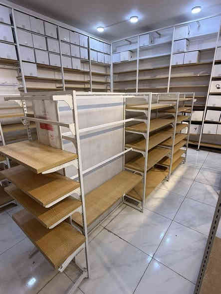 السلام عليكم رفوف وسطيه للبيع اصليات وكلش قويات  يرهمن اي محل اسواق كوزمتك واي شي يعجبكم وتكدرون تتحكمون بارتفاعهن وتكدرون تخلوهن تعاليك او رفوف كلهن جوكر ووياهن ستاندات للرف وولتعاليك وعرض الرف ٣ مترات  عدد ثنين اكو واكو مترتين عدد ٣ واكو متر عدد ثنين وكلهن بيهن جناح من الجوانب يعني تستغلو اربع جهات وجوكر 
عنواني بغداد ***********
