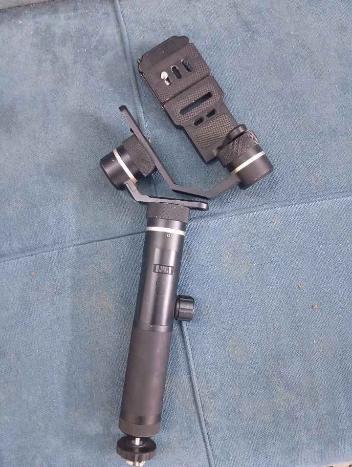 مانع هتزاز تليفون وكامرة وزن خفيف + اضائة كاملة مستخدمة قليل بطاريتين 
مانع هتزاز سعرة 125
اضائة سعر 60 
وبيهن مجال 
مكاني بغداد جسر ديالى القديم للاستفسار ***********
