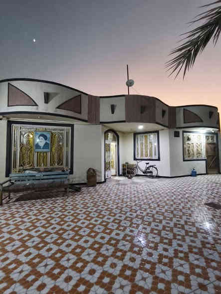 أسعد الله أوقاتكم بكل خير 🔷 
750متر علا شارع الوسطي مباشر 
الموقع البصره أبو الخصيب شارع الوسطي قريبه علا ابو كوصره 🛑
تحتوي علا بيت 
البيت جديدي يحتوي علا 
3قرف منام 
صاله
مطبخ
ديوان خارجي 
وصحيات داخلي وخارجي 🛑 
وحديقه 🌴🌹🌹
وكراج كلش حلو ◼️
علا شارع 🛣️
نوع العقار طابو فلاحه 
والسعر 140اوبيهه مجال 💸 
الاستفسار والاتصال علا 
 ***********
***********
