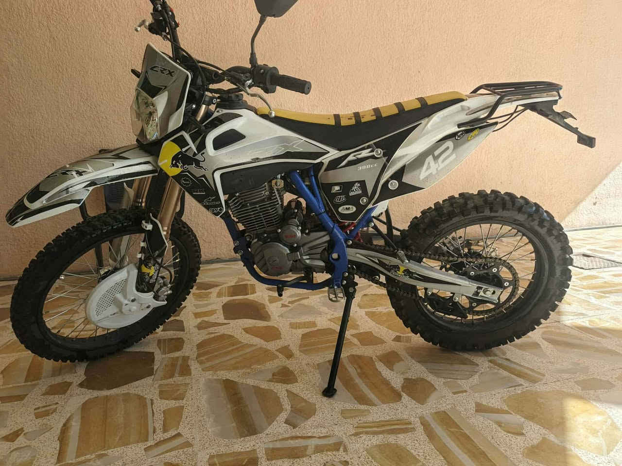 سلام عليكم اخوان دراجه للبيع CRX محرك 300 موديل 2025 دراجه نضيفه حيلل ***********
