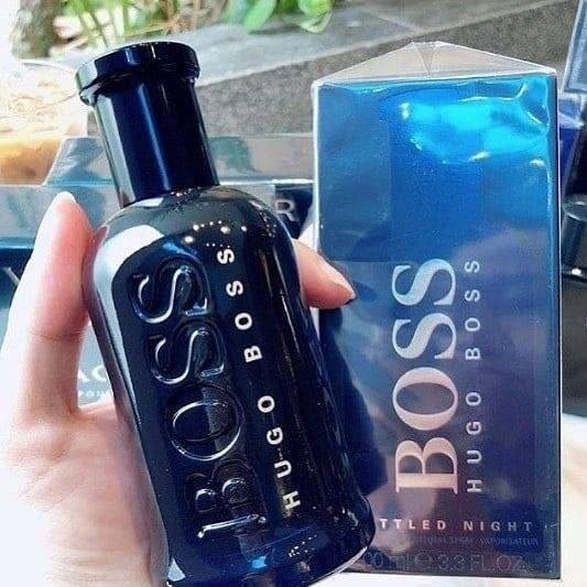 Boss Bottled Intense Eau De Parfum
عطر بوس بوتلد إنتنس اودي 
تقدم Hugo Boss عطر أول اودي بيرفيوم من مجموعة عطر بوس بوتلد Boss Bottled الذي صدر عام 1998 و قد تميز برائحة منعشة جذابة و قد أعادت شركة بوس تقديمه عام 2015 في شكل جديد و كثيف بإسم بوس بوتلد إنتنس Boss Bottled Intense  ثم أعلنت الشركة في  2016 عن عطر Boss Bottled Intense Eau De Parfum في شكل ماء عطر أكثر كثافة و تركيز أعلى من الزيوت العطرية.
بوس  بوتلد إنتنس ماء عطر
عطر بوس بوتلد إنتنس ماء عطر خشبي تابلي له نفس نوتات نسخة ماء التزيين التي صدرت عام 2015 و لكن مع زيادة نسبة و تركيز الزيوت العطرية لتصل إلى 14% و تقوية معدل ثباته. يبدأ العطر بالتفاح الأخضر و زهور البرتقال مع البرجموت و قلب تابلي من القرفة و القرنفل مع زهور الجيرانيوم (إبرة الراعي) مع قاعدة غنية بأخشاب الثمينة و هي الصندل و الأرز مع الفتيفير مغلفة بالفانيلا الدافئة.الوجه الإعلاني هو الممثل جيرارد بتلر .
100 مل اودي بيرفيوم 
#الاصلي 💯


**إذا كنت صاحب هذا الإعلان وتريد حذفه لأي سبب، رجاءا أرسل رسالة إلى الدعم الفني**