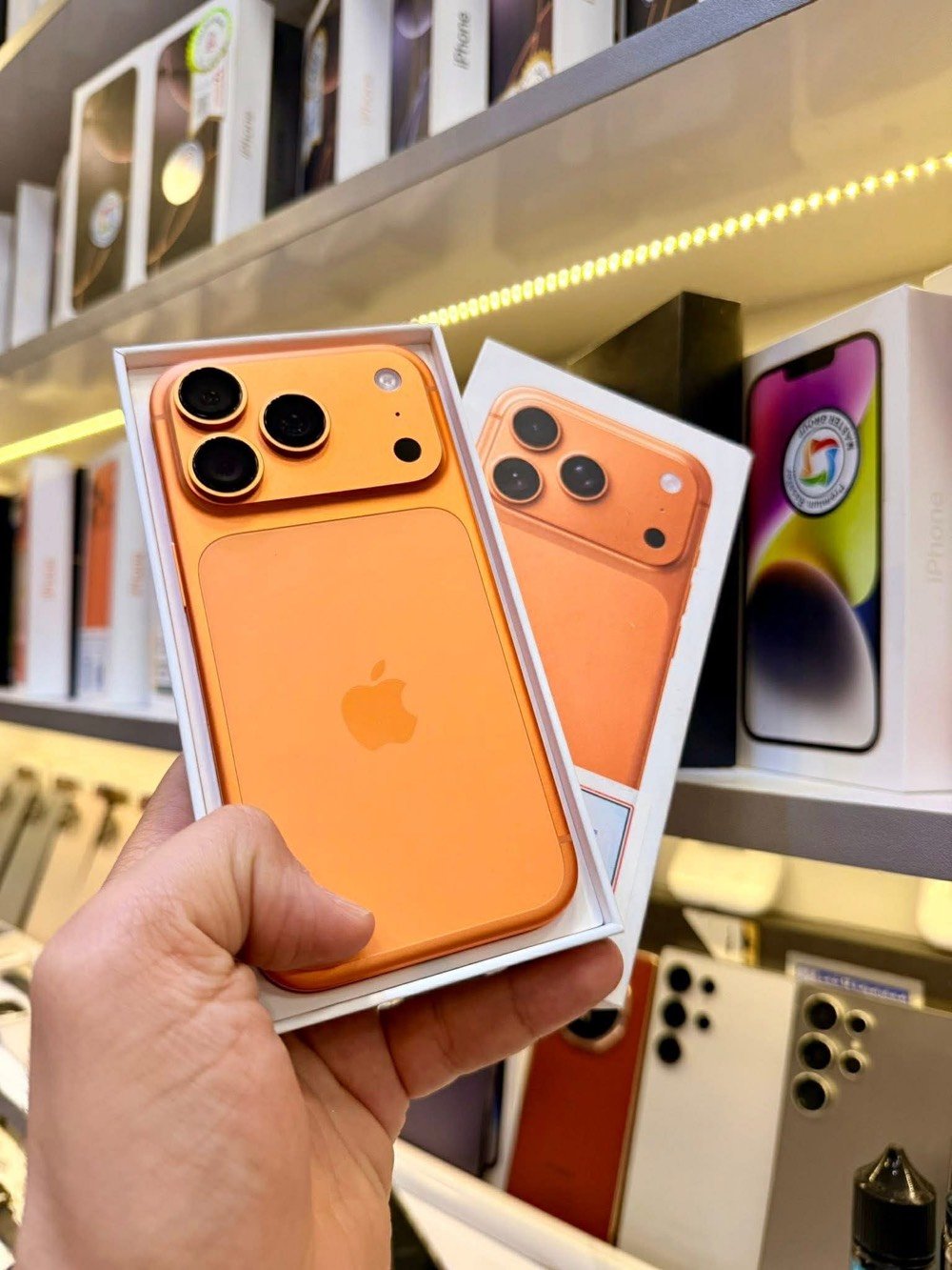 17 برو ماكس برتقالي ذاكره 256 ضمان ABM سنتين وقليل منه موجود بالسوك بطاريه 100 نظافة 100 ملحقاته كامله وجديد(عدد دورات شحن فقط 20 مره)كيبل بعد ممفتوح لاصق شاشه وحافظه تحديث اخر اصدار سعر 2100 الف🔐 
………………………
مكاني سيديه *********** واتساب