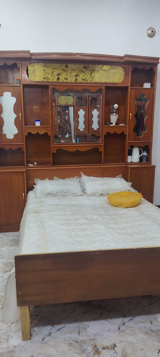 سلام وعليكم غرفه البيع نضيفه 6قطع مكاني خالديه لبحيره سعر 600لا مو شراي لا يجي ويكوم يكسر بسعرها تحياتي الكم رقم ***********
