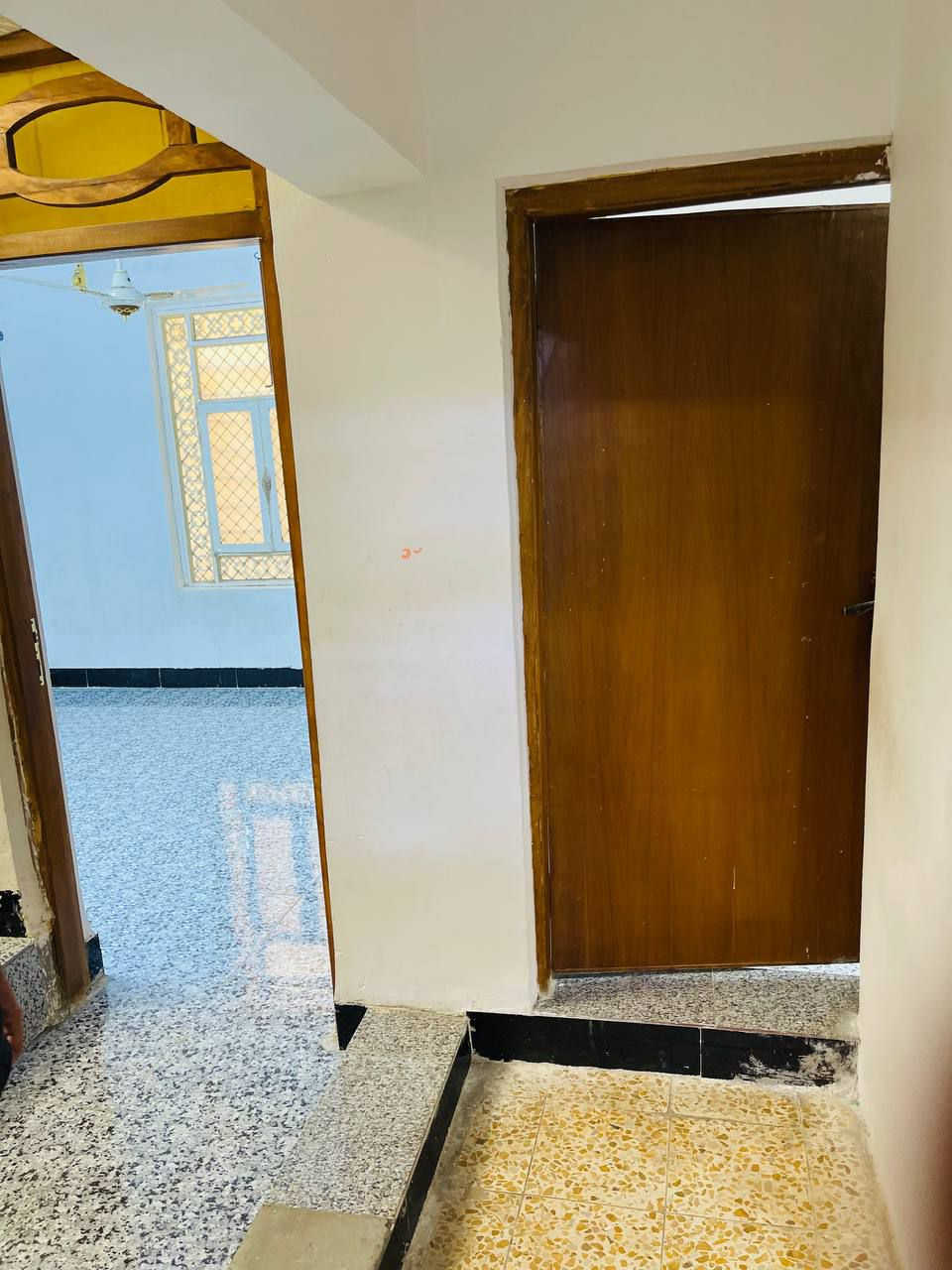 السلام عليكم مشتمل طابق ثاني يعني درج الصعود مالتة للإيجار منطقة دور النفط سايدين شركة النفط قبل السيطرة على اليسار قرب اسواق الكفيل ٤غرف نوم ٢عددصالات مجموعة صحيات عدد ٢سعر الإيجار ٤٠٠الف للاستفسار ***********
