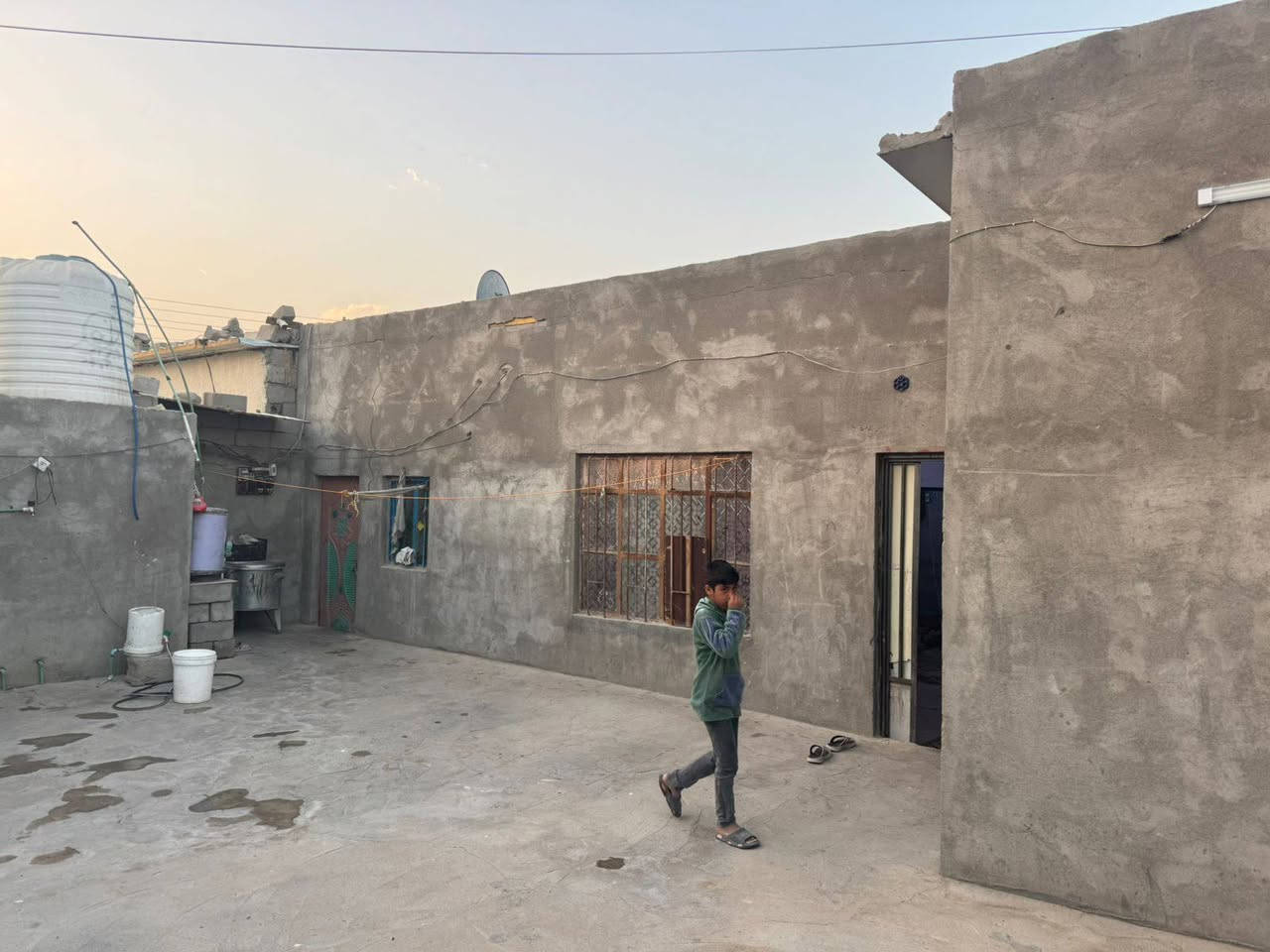 بيت حواسم للبيع المساحة 200 في حي الصحفيين الاولى مقابيل الاطفاء يحتوي على غرفتين وصالة وديوان وحمام السعر 30 وبي مجال للاتصال ***********
