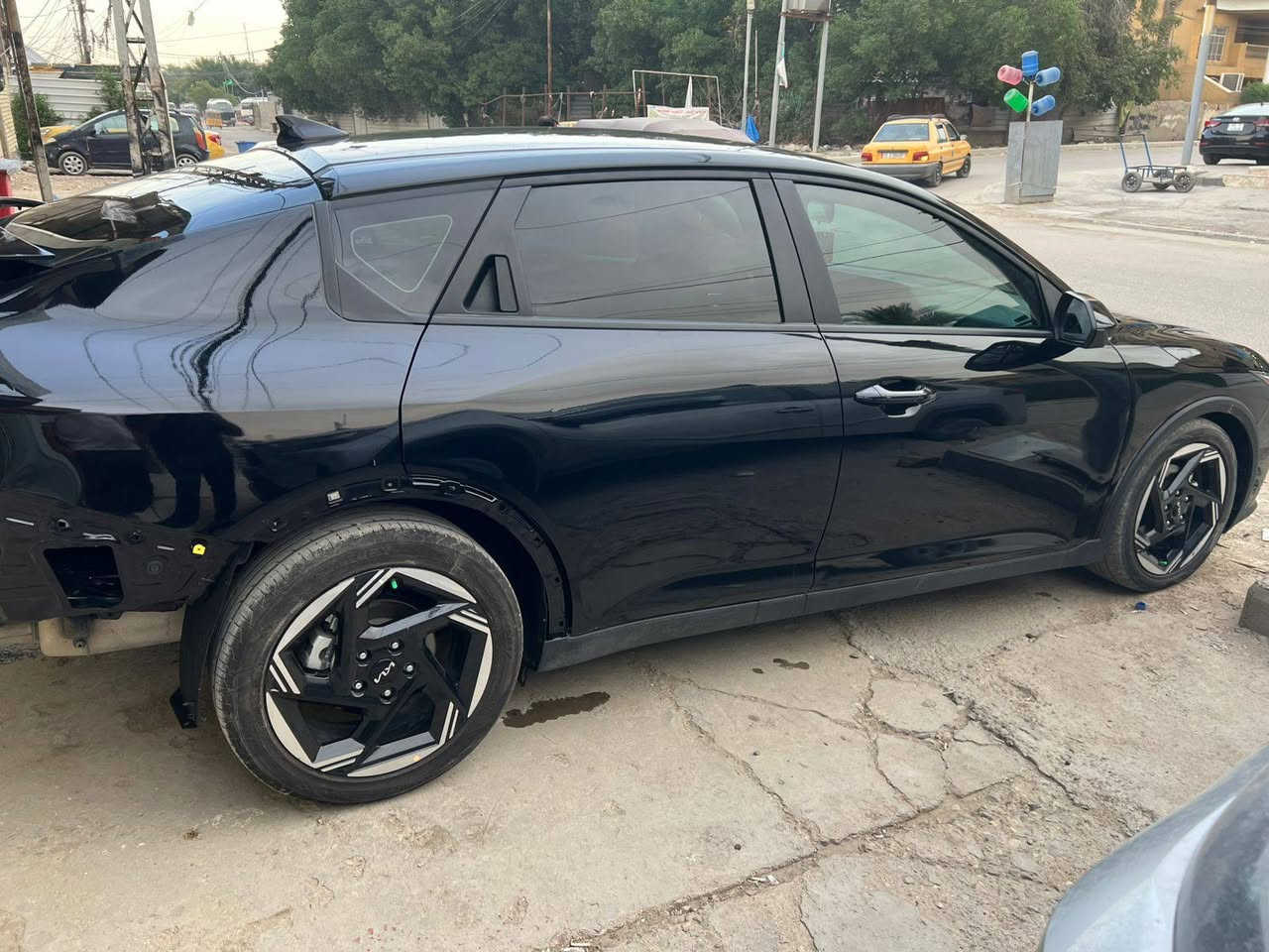 السلام عليكم سيارة للبيع الحادث موضح بالصور بدون ماطاك بيها ايرباكات السيارة بعدها على حادثها ما معمرة
وبدون رقم مكاني بغداد
 للاستفسار واتساب او اتصال على الرقم 
*********** اتصال 
 *********** واتساب
