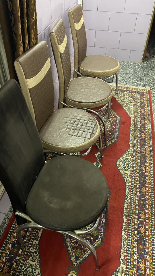 عندي أربع كراسي وواحد منهن مدوشن
وواحد منهن مكسوره تجايه ظهر
مثل ما ملاحظ بالصور
أخذتهن ب٨٠ الف + وياهن تلبسيات مالتهن 
تواصل واتساب ***********
سعر قيم وأخذ يرضيك ويرضيني
