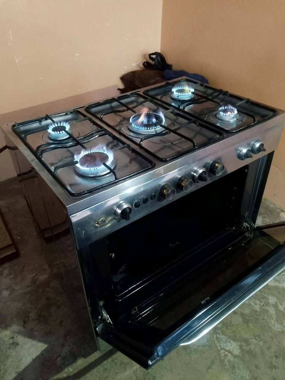 طباخ فريش  ٥ عيون لاصلي
نضيف جدا
#السعر150 وبي مجال لشراي  
للأستفسار ***********
