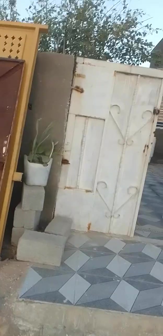 بيت زراعي بالسكك خلف حسينية الكوثر جهة الجربوعيه الاولى غرفتين مطبخ حار وبارد سيراميك البناء طابوك وبلوك والسكف كونكريت الغرف بياض مساحه 200 متر يرهم نقد او اقساط رقم صاحب البيت *********** مكلف بالنشر بيع مستعجل
