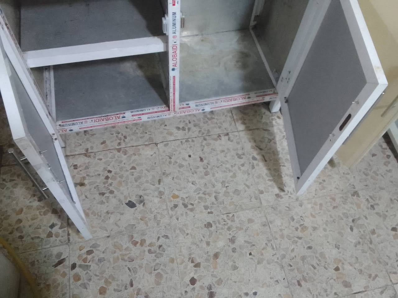 كاونتر تزكام نضيف جدا القياس متر ونص والسنك متر شراي تفضل خاص مكاني بغداد رقم الهاتف ***********
