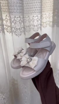 صنادل بنات • بيج وأبيض • مقاسات ٢٦-٣٧