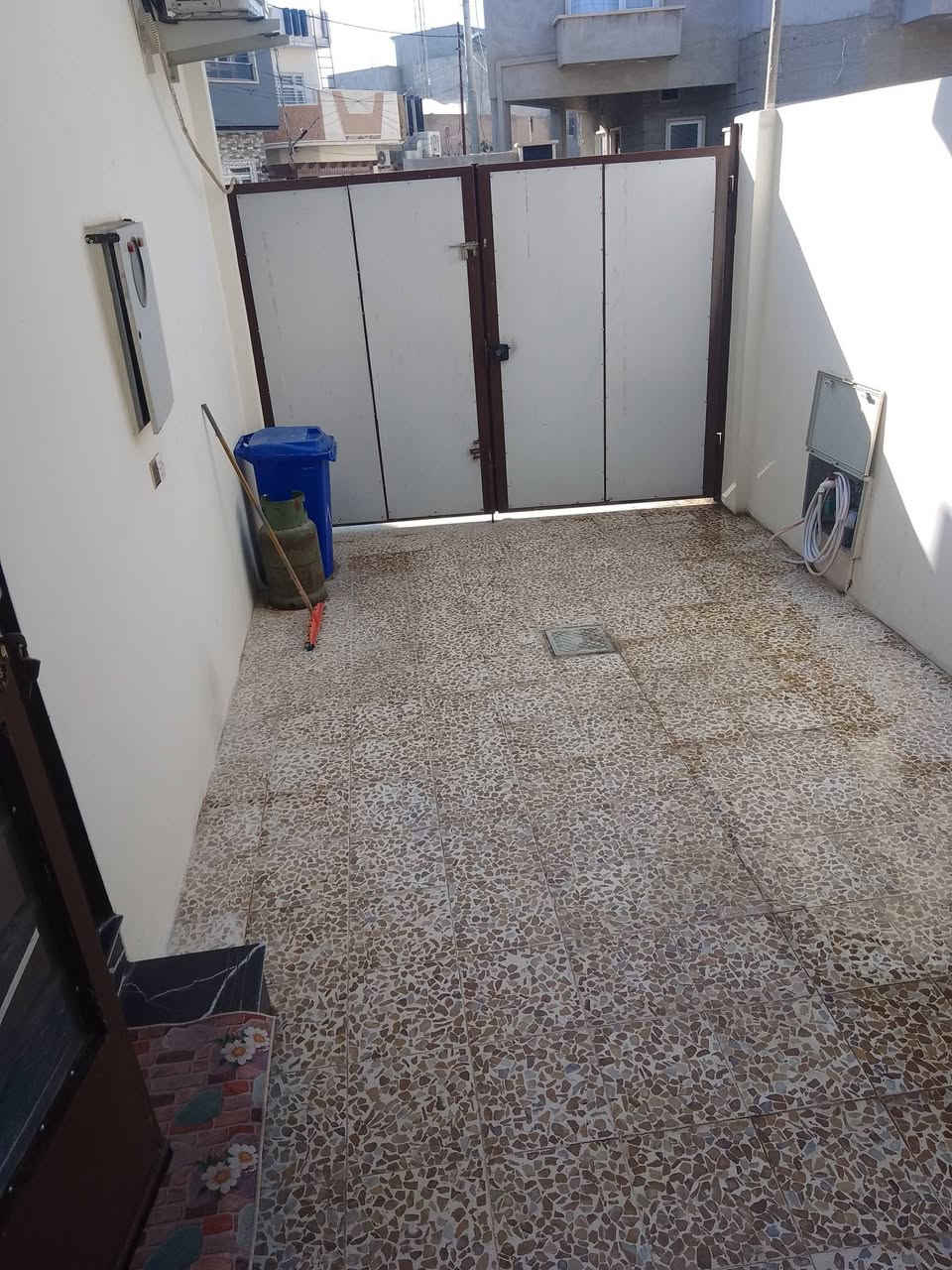 بيت طابق واحد ركن مساحته 135 متر سند 25الأرض زراعي بستان  ملك صرف يحتوي الدار علي غرفتين نوم واستقبال فقط  و مطبخ سيراميك و حمام و مرافق سيراميك ومناور 2 والسطح كاشي وخدمات كامله كهرباء وماء وتبليط السعر 105 قابل للتفاوض  العنوان مزارع زيونه   مقابل المرور رقم تلفون *********** كورك  وتلفون زين ***********
