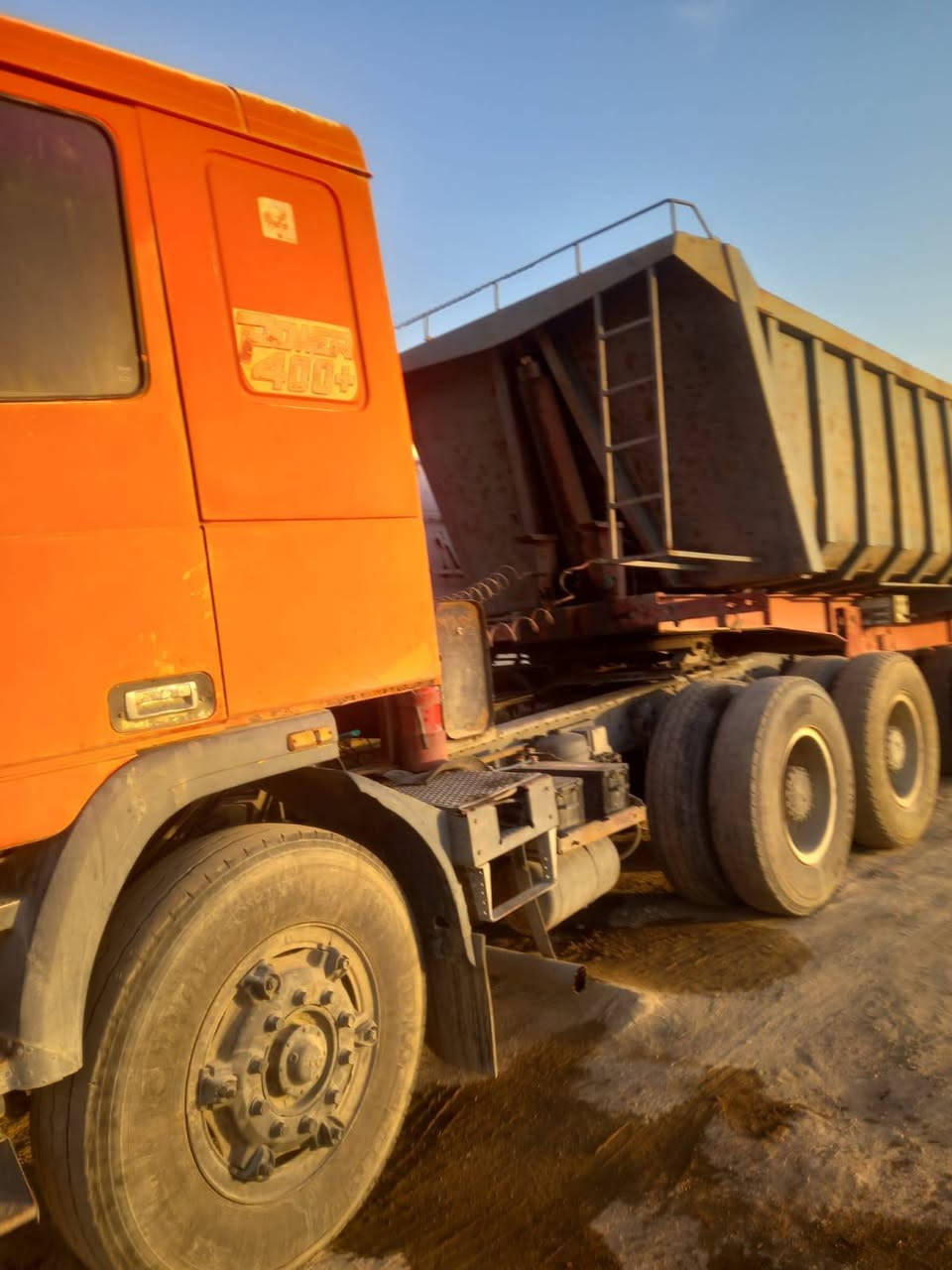 السلام عليكم للبيع داف
مكينه 35 مال البي
كير 160
سياره جاهزه تاير 24 ويل صاج
عربانه الماني ذرعه 26 
44 طن صافي
94 اصل 
رقم واصط بسمي تحويل ثانيوم 
بالسنويه راس تريله
السعر دفترين و10 وبيه مجال مكان كربلاء الشراي يتصل ***********
