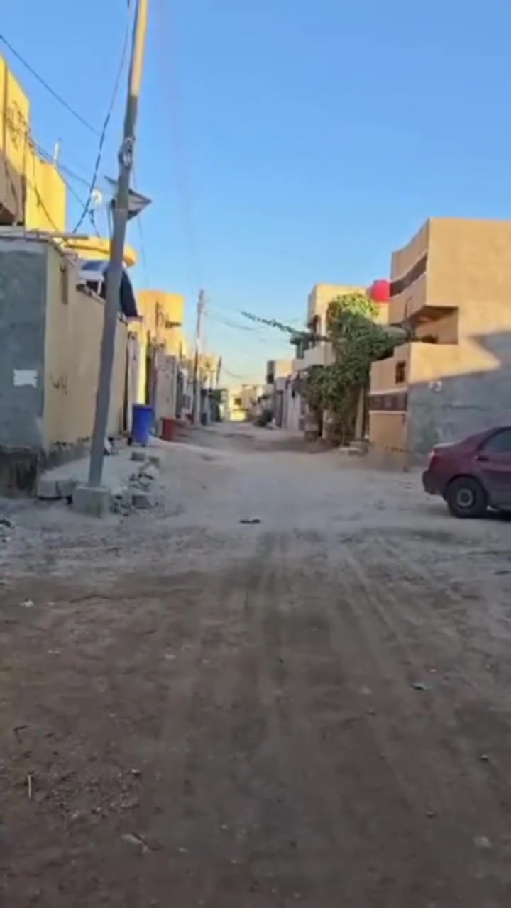 بيت للبيع مساحه ٢١٠ متر  طابو زراعي سند ٢٥ اقرار محكمه يتكون من طابقين الاول ٢ غرف نوم مع صاله كبيره واستقبال كبير ومطبخ و٢حمامات و٢ صحيات طارمه تسع سياره وحديقة ودرج خارجي الطابق الثاني يتكون من ٢ غرف نوم وحده منهن سويت مع صاله كبيره وسطح كبير البيت اعكاده السعر 120مع مجال للاستفسار الاتصال على الرقم ‏‪***********‬‏  موقعه بدايه شارع سيد اسماعيل الفرع الرابع الخدمات ماء خط مولده كهرباء مجاري اسواق

