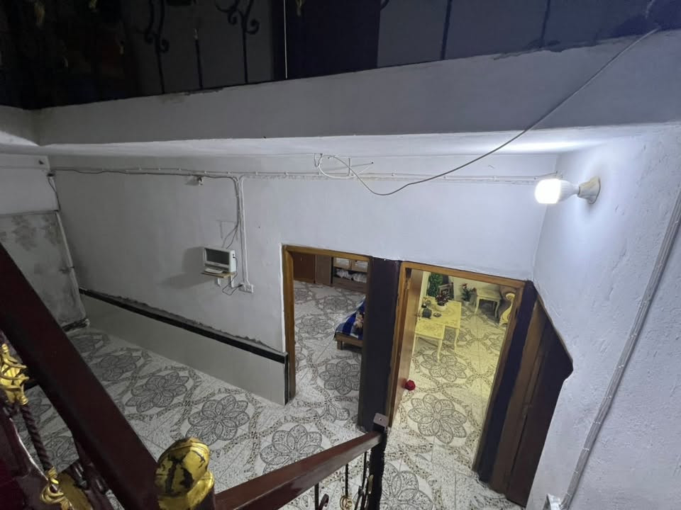 دار للبيع  حواس نهاية نزلة جبار الكهربائي قرب المدرسه المساحه ١٥٠ يتكون من طابقين غرفتين نوم صاله ومطبخ واستقبال وكراج سياره و ٢ حمام داخلي و ١ حمام خارجي و منور خلفي بناء بلوك  حديث البناء للاستفسار اتصل او وتساب

***********
