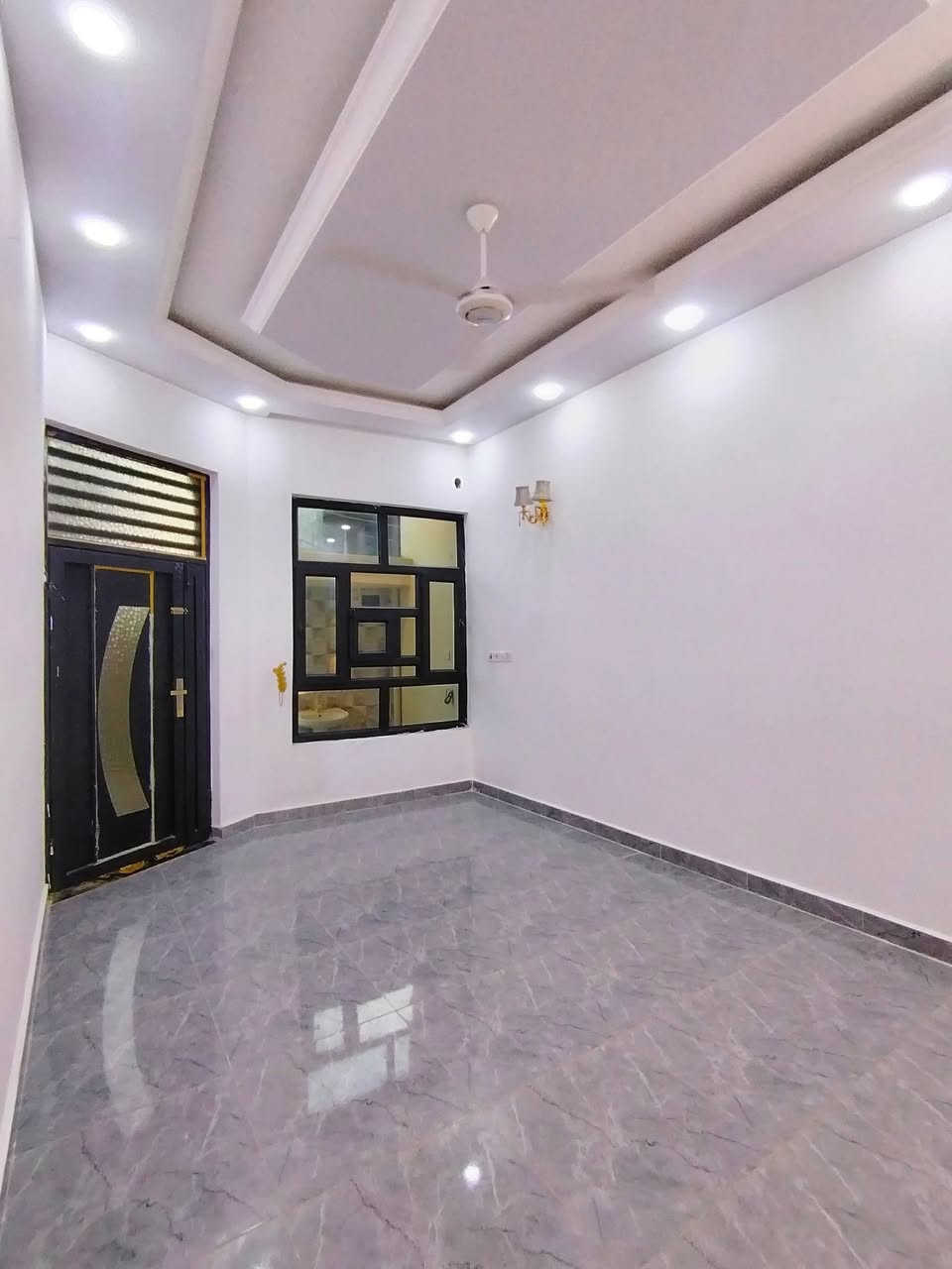 دار حديثة جاهزة للسكن 
📍 الموقع: بعقوبة – تقاطع القدس – دور الزراعة الثالثة
🏡 دار بطابع حديث وتشطيب فاخر – طابقين
في موقع مميز وخدمات مكتملة، دار سكنية جاهزة بدون أي أعمال إضافية، تصميم عملي وتشطيب نظيف مناسب للعوائل.
✨ تفاصيل العقار:
المساحة: 100 متر
طابقين بتوزيع مدروس
صالة استقبال واسعة مع مطبخ حار
3 غرف نوم مريحة
3 حمامات (داخلية وخارجية)
سطحين متعدد الاستخدام
💎 المواصفات:
بناء حديث جاهز للسكن فوراً
واجهة فوم تركي فخمة
أرضيات بورسلين راقية
سقوف بنقوش مغربية أنيقة
نظام كاميرات مراقبة
⚡ الخدمات: ماء – كهرباء – مجاري – تبليط كامل
📄 طابو زراعي + سند 25
للأستفسار أكثر اتصل على الأرقام التالية او على الخاص 
ياسر فارس حسين  ***********
وسام اللهيبي  *********** 
مكتب الجزيرة لبيع وشراء الأراضي والدور السكنية
