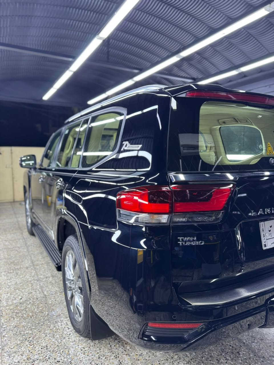السلام عليكم
للبيع تويوتا لاندكروز
موديل 2022 
                                                                          GxR   
محرك 3500cc. تون تيربو
سياره ساز SAS
رقم بغداد ب اسمي 
ماشيه 40 الف حقيقي 
مواصفات 
شاشة ودشبول  مال VX
بصمة 
فتحة سقف 
شاشات 3 وتطبيق 
مقاعد كهرباء
مقاعد الامامية  تبريد 
شاحن لاسلكي 
مودات قيادة 
وباقي المواصفات معروفة 
السياره مكفولة وسونار جديد مرفق 
العنوان بغداد 
السعر 635  ورقة وبيهة مجال 
للاستفسار ***********
