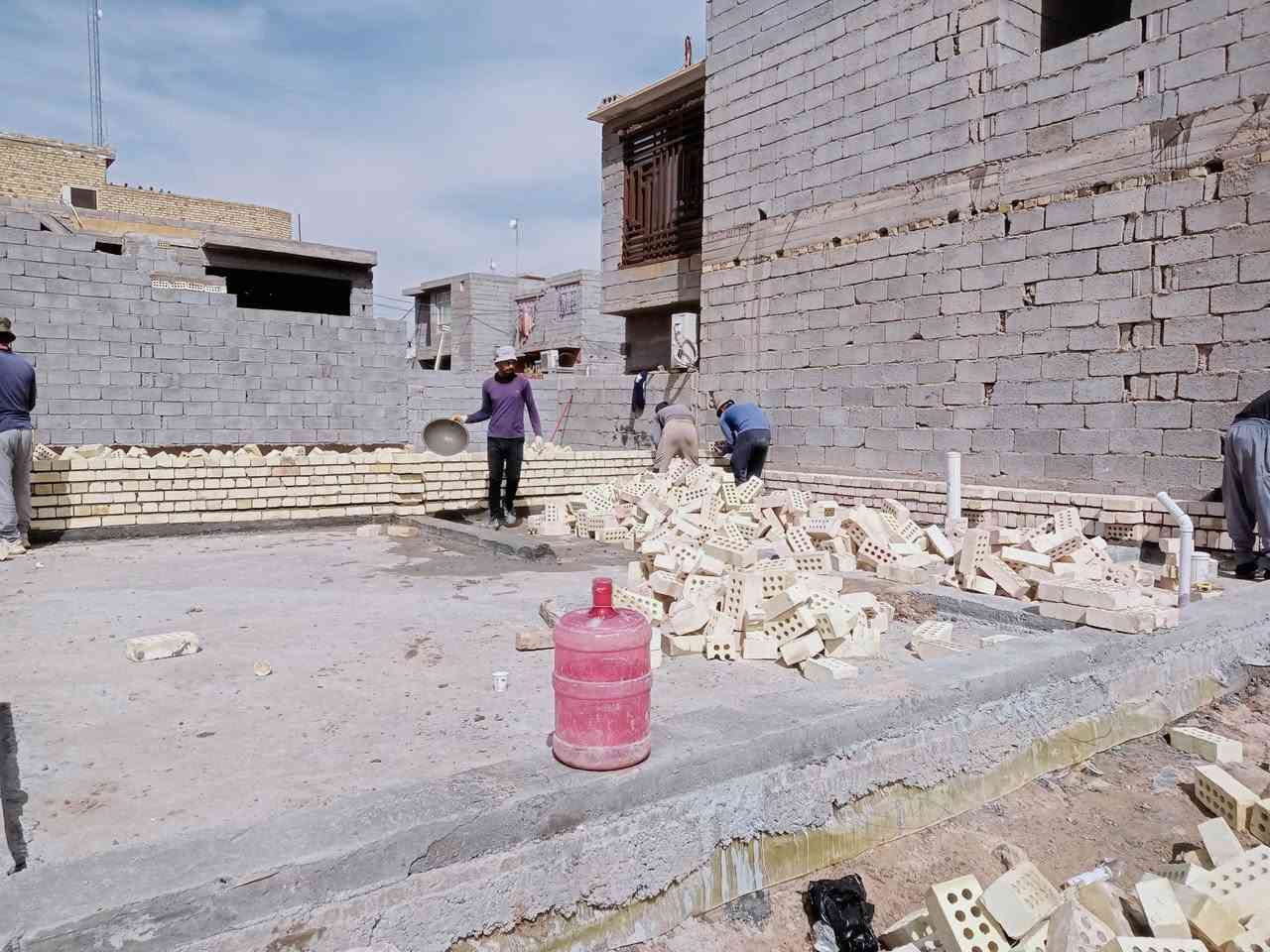 عروض الهيكل🏠
هيكل مسقف.

العرض الاول بقيمة##عرض 190 الف دينار للمتر الواحد هيكل عظم مسقف ذرعة سقف.
1 .تنظيف الارض و نقل الانقاض خارج الموقع و التحقق من اماكن الروطانات و معالجتها . 
2 .القيام بالاعمال المساحية شاملة ضبط الاستوائية و تثبيت الحدود أو رفع واقع الحال .
3 .تنفيذ شبكة مكافحة الارضة .
4 .فرش طبقة من الجلمود حسب الحاجة و طبقة من الحصى الخابط صنف A او B مع الحدل و الرش الجيد .
5 .رش المبيدات الحشرية و مواد مكافحة الارضة مع فرش نايلون سميك .
6 .تنفيذ أعمال الصحيات بأستخدام بوري مصري نوع الامل الشريف و منهولات جاهزة بلاستك بقطر 400
ملم .
7 .المباشرة بأعمال الحدادة بأستخدام حديد محلي نوع ماس أو FF بقطر 12 ملم مع عمل جسور 16 ملم على محيط القطعة .
8 .صب الرفت بالكونكريت بأستخدام خباطة مركزية نوع 30 C ( نوع السمنت مقاوم للأملاح ) .
9 .تسقيط و صب البادلو بأستخدام سمنت مقاوم وبسمك 20 سم مع استخدام مادة مضافة مانعة للرطوبة .
10.البناء بأجود انواع الطابوق الاصفر والذي يحتوي على اقل نسبة املاح على ان يكون صافي ارتفاع الطابق 
الارضي 3.1 متر و الاول 3 متر و البيتونة 2.7 متر .
11.تنفيذ أعمال نجارة السقوف بأستخدام قالب نظيف مع عمل جسور محيطية و مردات مياه كل حسب مكانه .
12.القيام بأعمال تسليح السقوف بأستخدام حديد محلي نوع ماس أو FF مع عمل جسور مخفية حسب الحاجة .
13.عمل نزالات الصحيات و الستلايت و الانترنت وتثبيت جكشنات الانارة في السقوف و حسب التصميم .
14.صب السقوف بأستخدام كونكريت مركزي C30. 
15.يكون ارتفاع الابواب 2.2 م .
16.ارتفاع الستارة 1.5 متر بسمك 4 انج مع عمل اعمدة بسمك 9 انج كل 2 م.
للاستفسار يرجى مراسله الصفحه على الفيسبوك اوالواتساب 
***********
إشراف - تنفيذ - استشارات هندسية
مكتب بوابة عشتار للعمارة والتصميم
كربلاء المقدسة.
ملاحظة العمل نقدا بنظام الدفعات الجزئية على مراحل العمل والانجاز.
