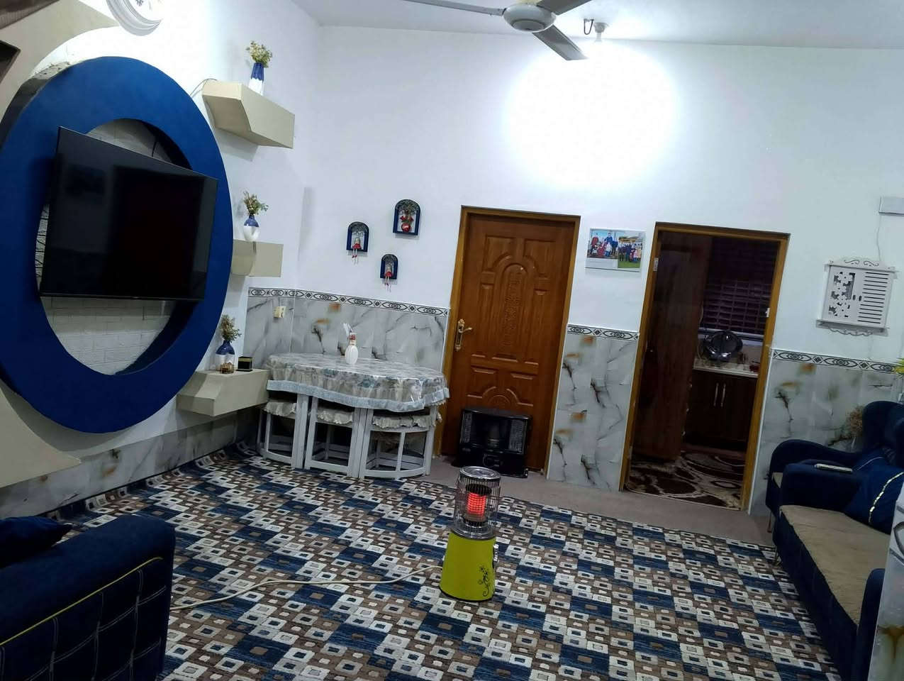 تم تنزيل السعر بيع مستعجل بيت بسعر قطعة في حي الصدر 
------------------
بيت طابو صرف للبيع سنة البناء ٢٠٢٠ بموقع راقي ومميز
----------------------------------------------------------------
المساحة ١٣٦ متر طابقين الواجهه ٨ متر والنزال ١٧ متر
-----------------------------------------------------------------
الموقع  حي الصدر خلف فرح مول للملابس موقع مميز 
--------------------------------------------------------------------
الطابق الاول   غرفتين وبراني ومطبخ وصاله وصحيات داخليه وخارجية  وطارمة صغيرة
----------------------------------------------------------
الطابق الثاني   غرفتين وصالة وصحيات وبيتونه كاملات 
---------------------------------------------------------
اضافة الى باقي مساحة السطح مبني بالكامل قاعة حبيرة واصلة للسقف
تصلح شقه معزولة عن البيت للاستثمار مستقبلاً
-------------------------------------------------------

للاستفسار اكثر مراسلة الصفحة


**إذا كنت صاحب هذا الإعلان وتريد حذفه لأي سبب، رجاءا أرسل رسالة إلى الدعم الفني**