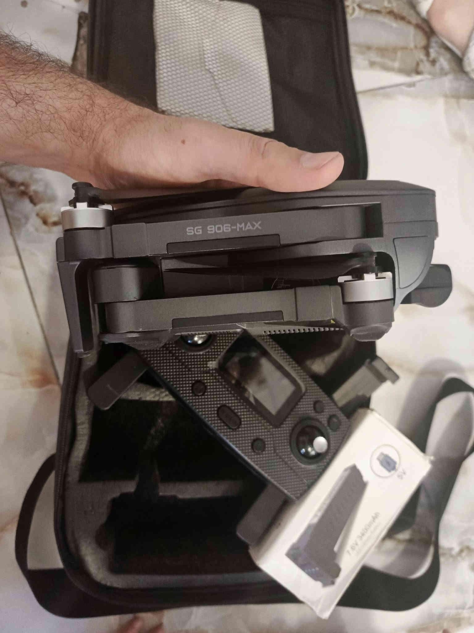 درون نوع Sg 906 max ماكس العملاق بمواصفات عالية
درون حجم كبير ذو تصوير احترافي
كامرة دقة عاية بگمبل ثلاثي لثبات الفيديو اثناء التصوير 
خاصية الثبات العالي في الطيران والهواء العاصف
خاصية الجي بي اس تعود الى نقطة الاقلاع في حال فقدن الاشارة من الريمونت
محركات برشلس قوية ومراوح كبيرة مرنة
ريمونت شحن واضائة داخلية
دبل بطارية كل بطارية تعطيك طيران اكثر من عشرين دقيقة 
حقيبة للحمل والمحافظة على الدرون 
للبيع مكاني بغداد  
السعر ٢٩٠ الف ولي مجال
