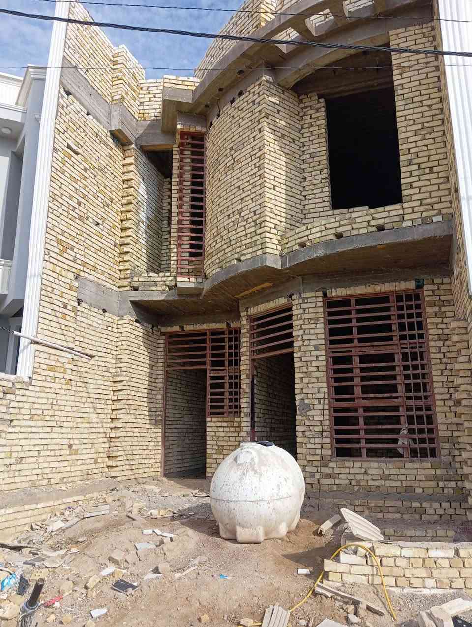 دار 125 م قرب السدة جاهز للسكن 
هيكل 125 جواره للبيع أيضاً 

سعر أو تفاصيل اكثر خاص أو اتصال ***********
