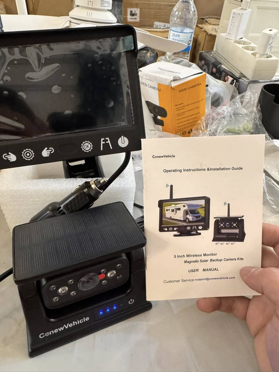 هذا المنتج هو طقم كاميرا احتياطية لاسلكية تعمل بالطاقة الشمسية من العلامة التجارية ConewVehicle.
الشاشة: شاشة مقاس 5 بوصة لعرض رؤية السيارة الخلفية. 
الكاميرا: كاميرا لاسلكية تعمل بالطاقة الشمسية مع قاعدة مغناطيسية لسهولة التثبيت على الأسطح المعدنية. 
المميزات: تحتوي الكاميرا على بطارية مدمجة قابلة لإعادة الشحن ورؤية ليلية مقاومة للماء. 
التركيب: يتميز بسهولة التركيب دون الحاجة إلى حفر أو أسلاك معقدة.


**إذا كنت صاحب هذا الإعلان وتريد حذفه لأي سبب، رجاءا أرسل رسالة إلى الدعم الفني**