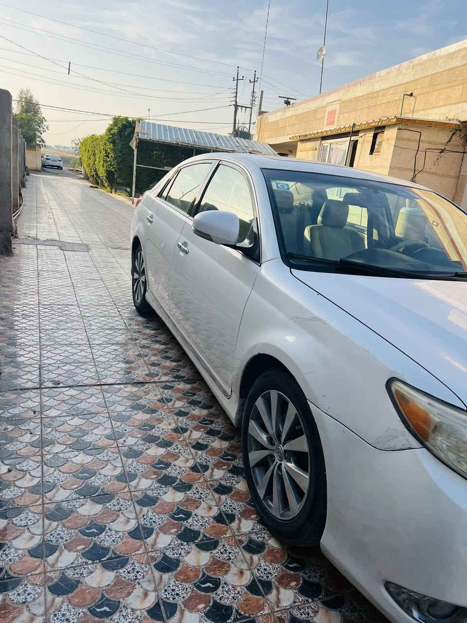 أڤلون 2012 
فول 1/1
كلين بدون ضرر مجرد شخوط مثل مامبين بالصوره لاصبغ ولا تبديل
گير محرك صدر كله جديد
سيارة نضيفه ومرتبه
موبايل ***********
