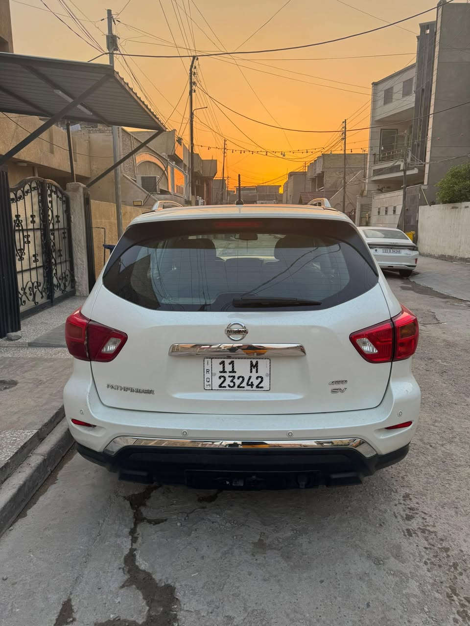 السلام عليكم 
اخوان عندي باثفيندر موديل ٢٠٢٠ السيارة خليجية وماشية ٥٥ الف كيلو تخم تاير نضيف صدر جديد بانوراما كشنات كهرباء داخل جلد السيارة بيها باب خلفي ايمن مبدل وباب امامي ايمن بس صبغ بيها ملاحظات بسيطة بالكشر اكرر السيارة خليجية وعلى أيدي  من هي زيرو ورقم بغداد مرتب تخم ويل كب السيارة سعرها ١٧٥٠٠ يعني ١٧٥ ورقةومكانها بغداد الجديدة او الكرادة رقم الهاتف ***********
