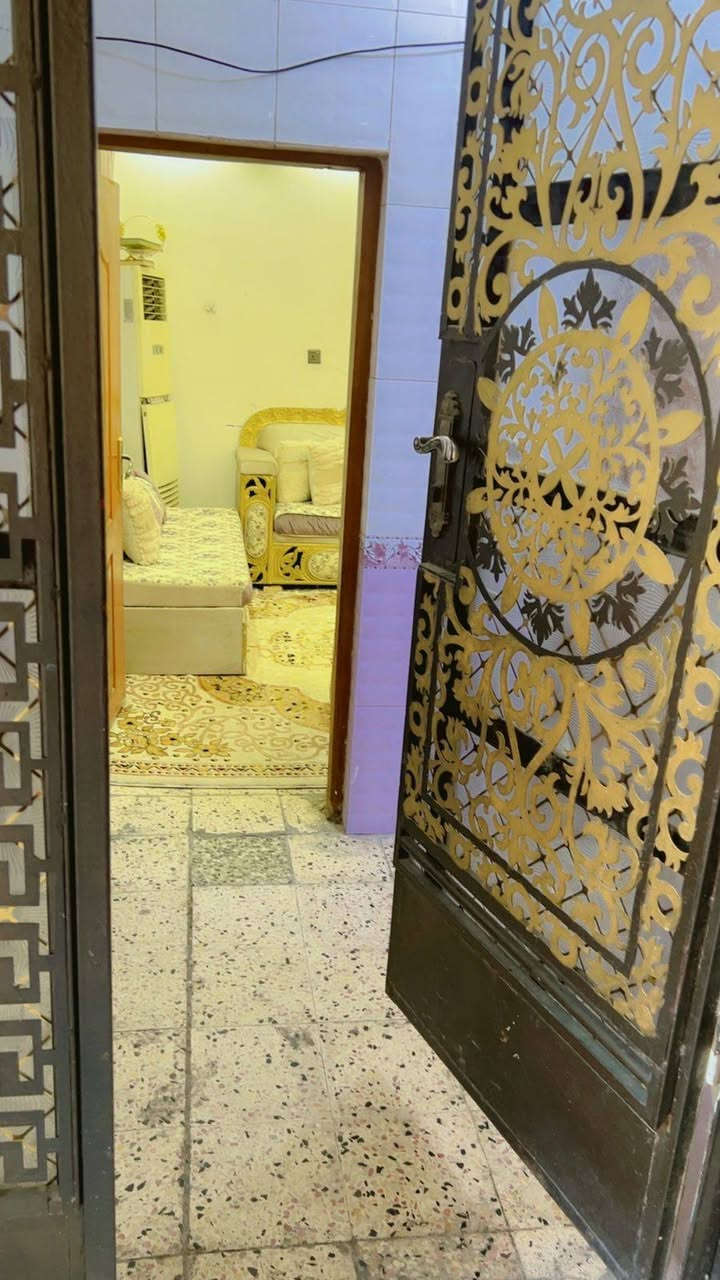 سلام عليكم من رخصت الادمن دار للبيع المساحة ٢٠٠متر يحتوي على غرفه نوم ومطبخ وهول وستقبال في طابق الارضي وثلاث غرف نوم في الطابق الاول ويحتوي على محلات تجارية عدد ٢لبيت عكاده لواجه ١٠ ونزال ٢٠الموقع الأمين الثانية الشارع الرئيسي الفاصل بين لامين والمعلمين قرب الصيدلية النظامية ***********اتصال سعر٦٥٠بي مجال حق الجيه
