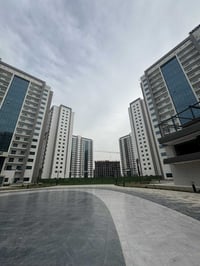 � شقة للإيجار في مجمع البروج المساحة / 309 م الطابق / 14   • 5 غرف نوم...