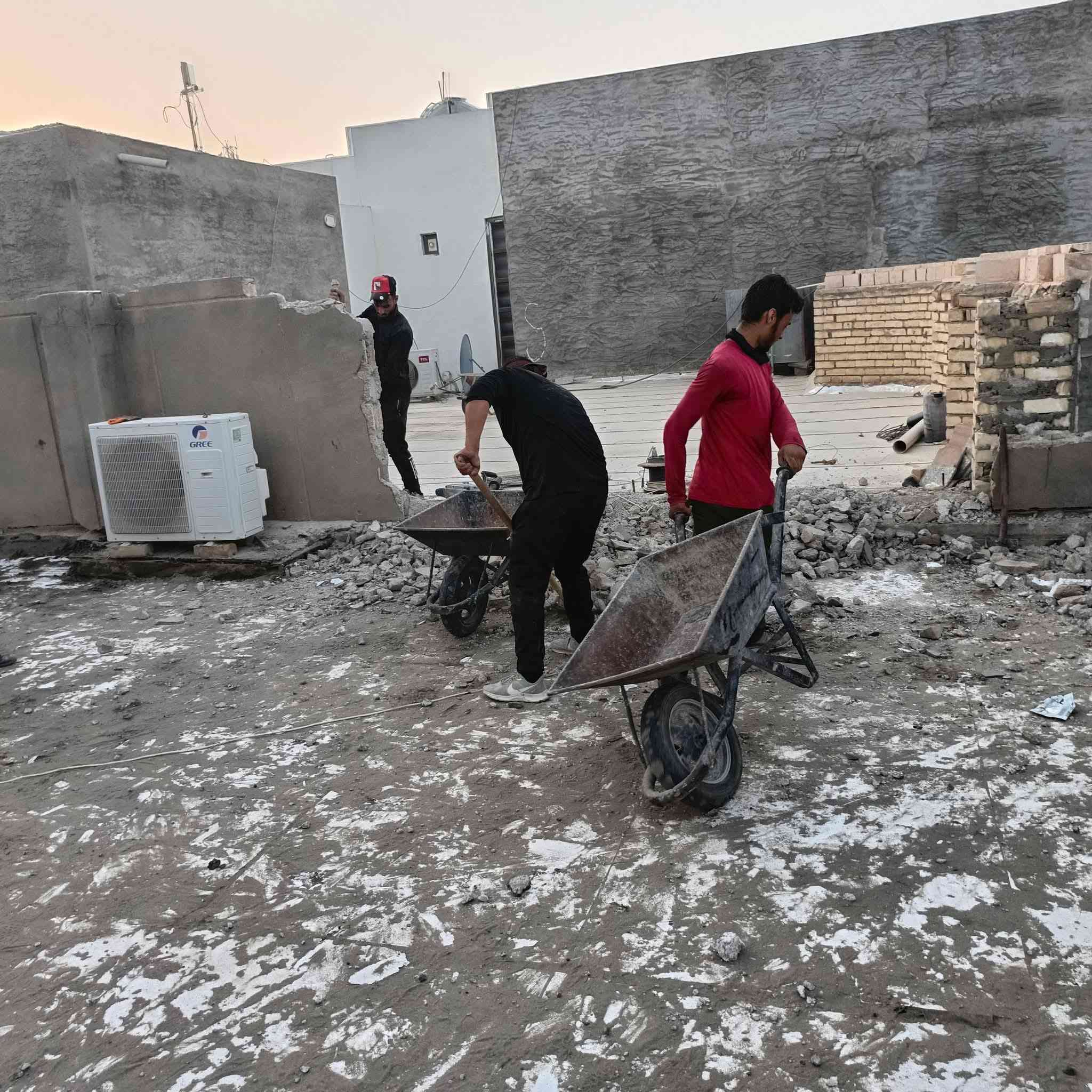 سلام عليكم  / يوجد كادر عمل جاهز/ تصعيد مواد/ تنضيف بيوت/ تفليش/ تكشيط/ تنضيف حدائق/ دفن نهري  / شقلنه ليل ونهار   /ومعداتنه جاهز/ ماعليك بس تصال على رقم  /     *********** /
