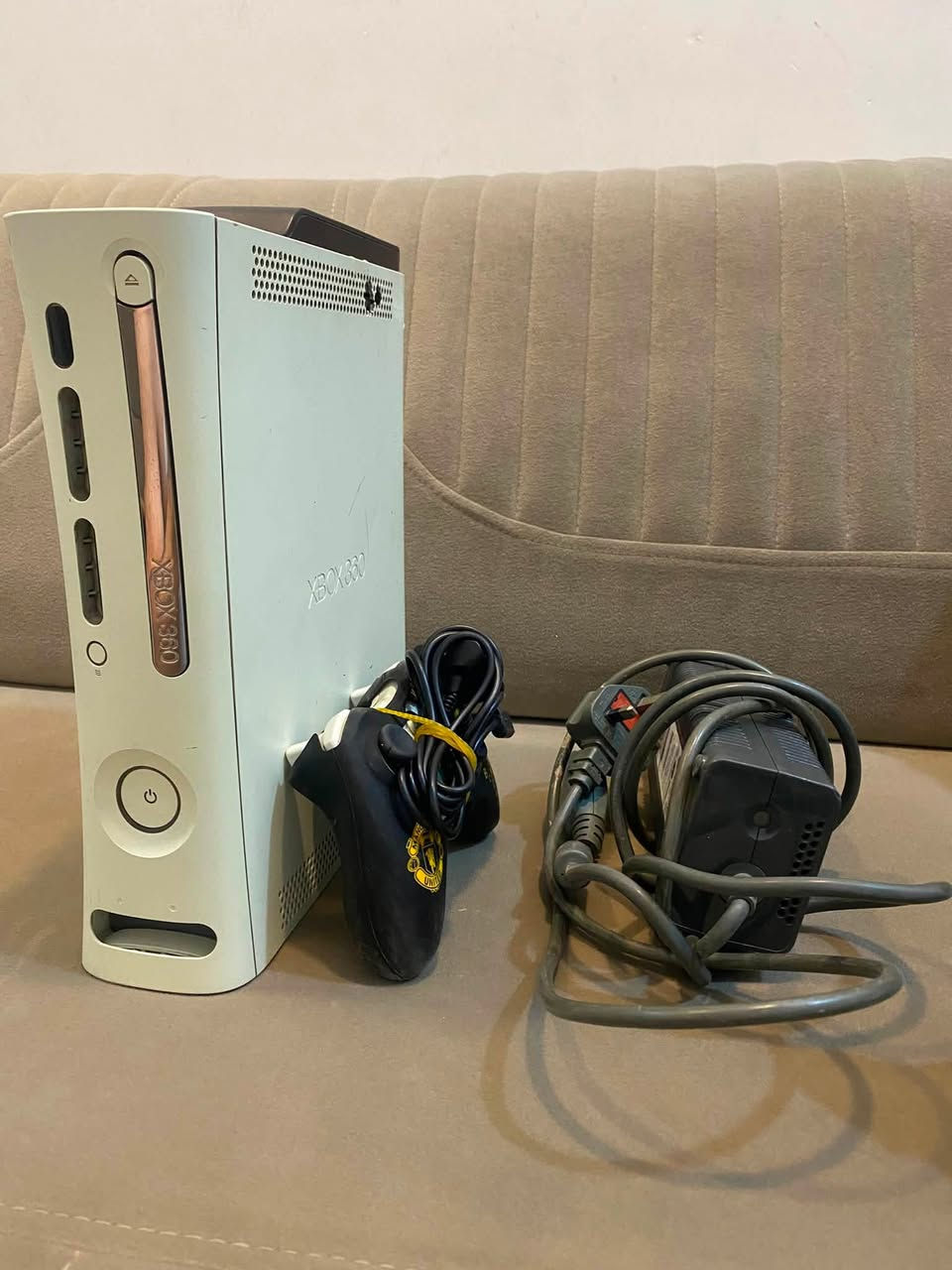 Xbox360 وياه يدة واحدة ومحولة
بيه 24 لعبة من ظمنها gta5, pes, fifa
السعر 60 ألف 
مكاني: بغداد/ العطيفية
***********
