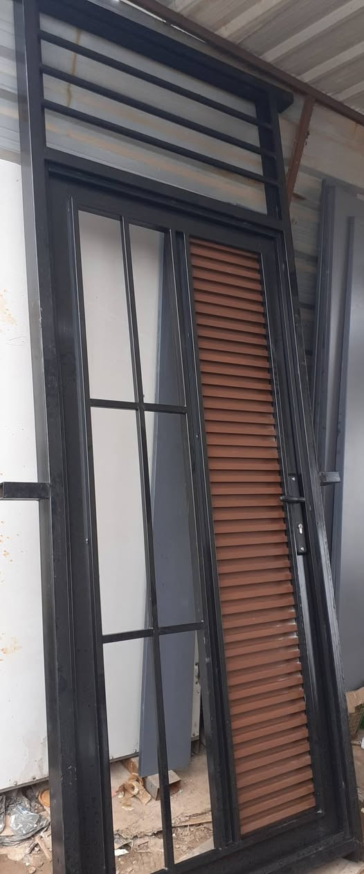 باب السعر ١٥٠ بغداد الحسينيه الهاتف*********** العرض متر الارتفاع مترتين اوسبعين الحديد ثقيل
