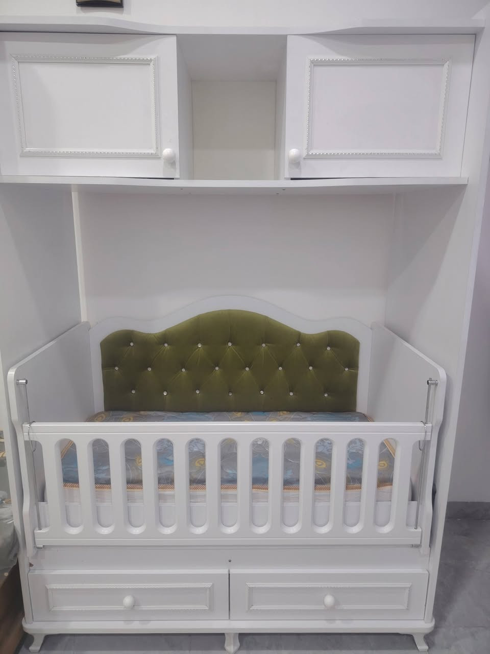 للبيع: تخت أطفال مع دوشك إسفنج تركي 🛏️👶
الحالة: مستعمل بحالة ممتازة. 

النظافة: 100%. 

 مع الدوشك: إسفنج تركي مريح ونظيف. 

السعر: (200000  الف بيها مجال للشراي). 

الموقع: (حي الفلاح الثانية). 

للاستفسار والتواصل: (***********).
