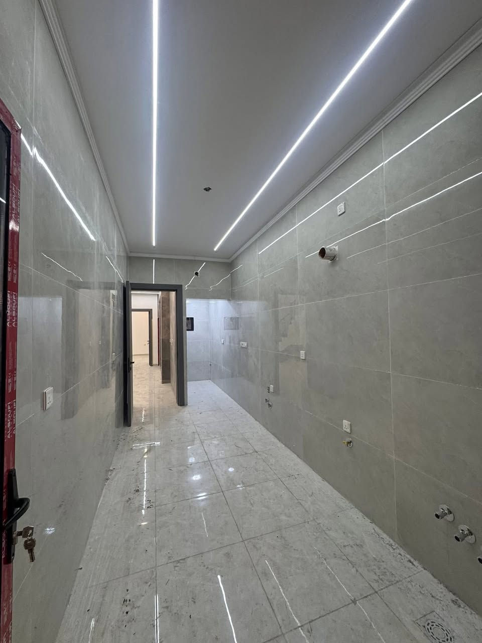 السلام عليكم// مساحه 120متر

دار للبيع حي الجهاد منطقه الأساتذة قريب خلف اربع شوارع 

الدار يحتوي على 3طوابق 

تسليم مفتاح 🔑 جاهز للسكن 

(واجهه6متر  20 متر ) 

الطابق الاول يحتوي على/كراج /صاله /مطبخ و مطبخ حار / هول داخلي كبير / شلال داخلي/ غرف نوم /  صحيات/ مناور خلفي 

الطابق  الثاني يحتوي على/ غرف نوم عدد(. 3. ) وصحيات عدد(. 2. ) مفصوله 

الطابق الثالث  يحتوي على/ غرف نوم كبيرة/ مطبخ صحيات/ سطح امامي 

واجهه بورسلين إسباني 

ارضيه مرمر 

سيراميك المطبخ  وحمامات الواح 

للاستفسار والتواصل
***********
