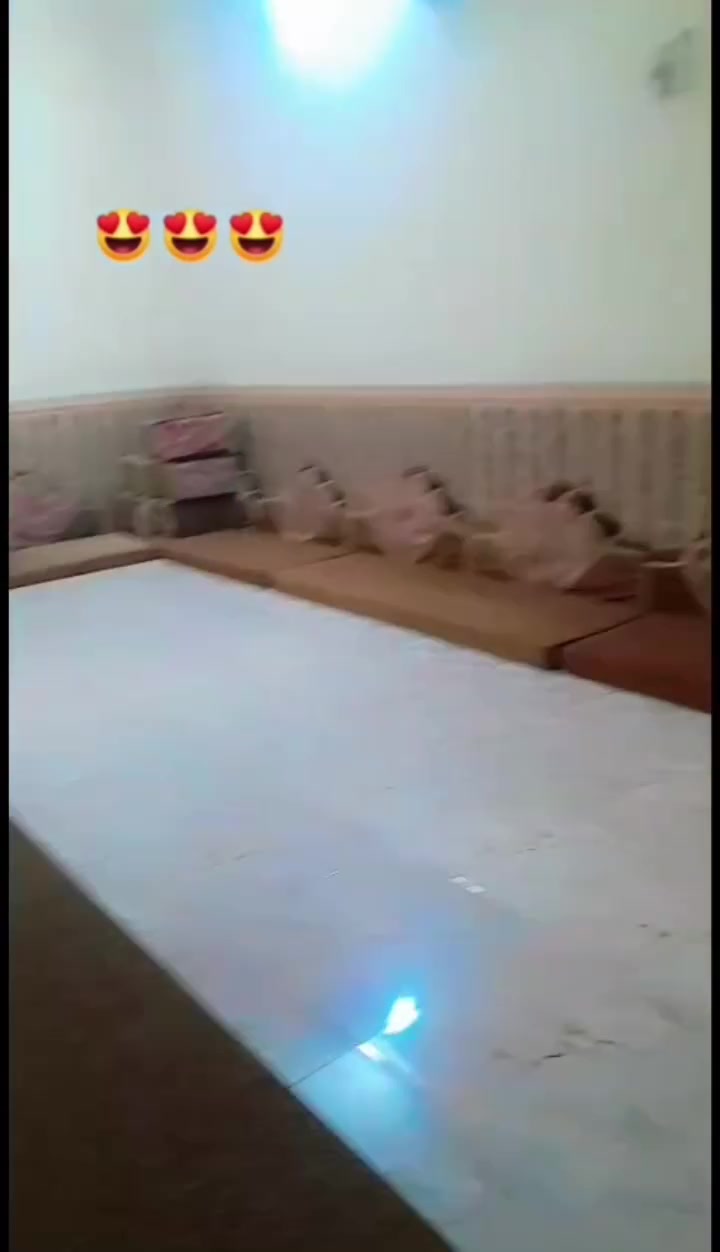 السلام عليكم 
بيت مساحته 200متر بالطابو و230واقع حال 

يحتوي غرفتين +صاله +استقبال+مطبخ +صحيات 

الموقع :حي الزهور قرب حسينية النبأ العظيم 

طابو صرف 

توجد جميع الخدمات +كابل ضوئي 

الشراية يجي يشوف وبي خير ويدلل 

متوفر اتصال فقط ***********
السعر 120وبيه مجال
