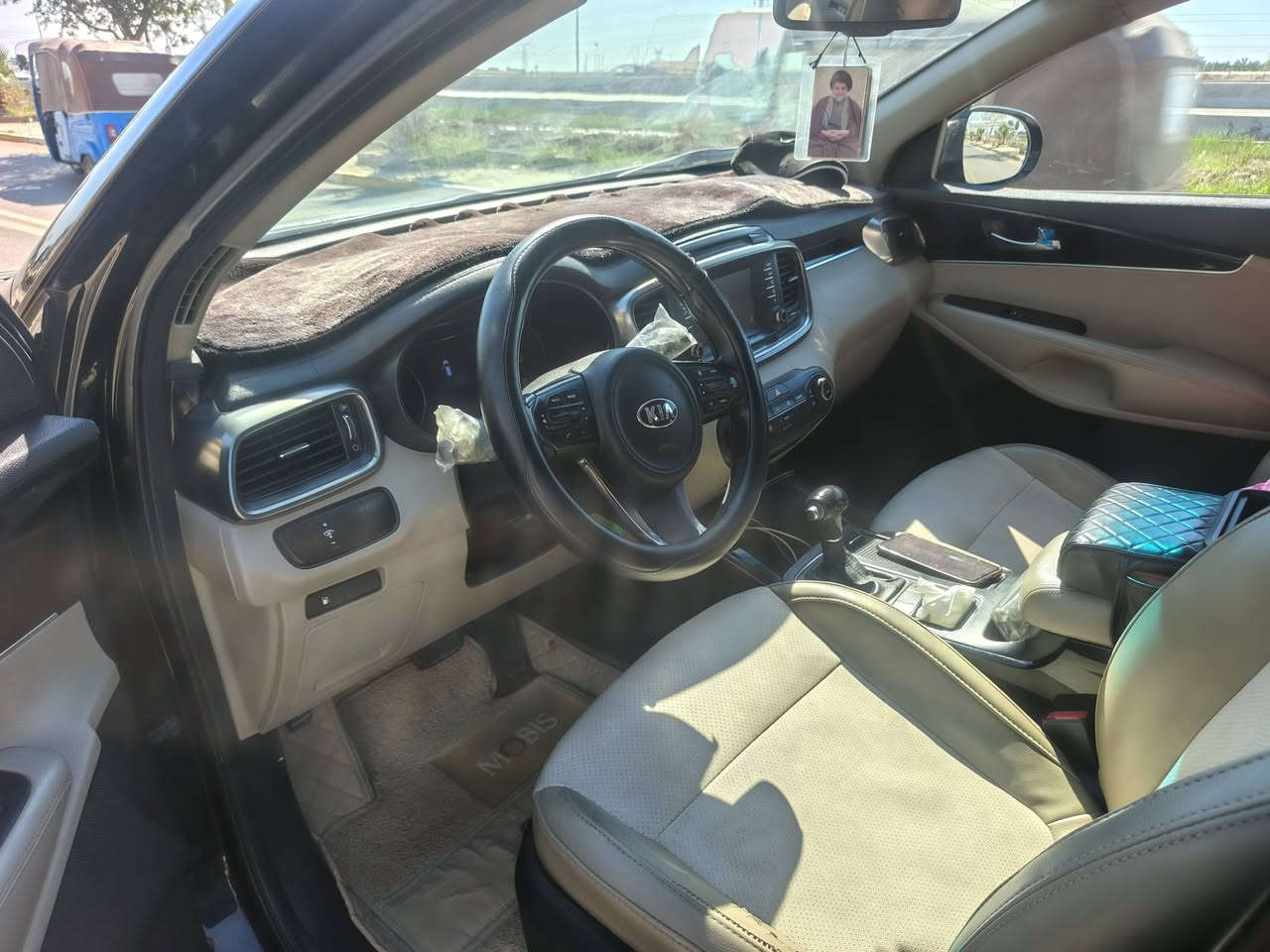 سورنتو 16 خليجي فول مواصفات ما عدا الفور ويل و الجنطة محرك 6 سلندر بيهة بس بنيد 220 و بيهة مجال  مكاني بغداد  الرقم ***********
