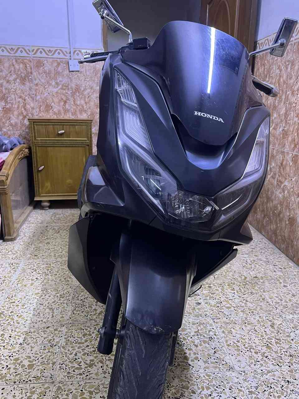 للبيع Honda PCX جيل 4 — دراجة تفرّ براحة وأناقة ✨
🔹 ماشية 19 ألف فقط
🔹 لون فيلي مميز وجذاب
🔹 مكفولة وبحالة ممتازة
🔹 استخدام نظيف جداً وما تحتاج أي مصروف

دراجة تجمع بين الفخامة، الراحة، والاقتصاد بالبنزين 🔥
الي يعرف بالـ PCX يعرف قيمتها عدل 
الدراجه مو يابني سعر خمصطعش ونص 15:50$ بيها مجال قليل وكلشي اكو بل سوك مكان بغداد *********** جيب فيتريه مو فيتر واحد
