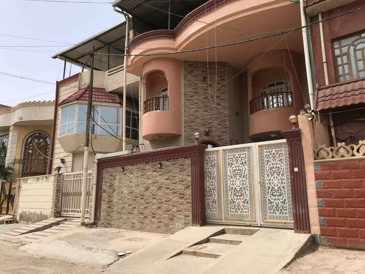 موقع العقار. الجزائر حي عمان ب الفرع عيون المستقبل
مساحه البيت .130م
طابقين.
سنه البناء .2018
يحتوي الطابق الاول .غرفه منام ديوانيه مطبخ حار مطبخ بارد صحيات منفصله مع طارمه صغيره 
والطابق الثاني. ثلاث غرف والربعه مغزن للموئجر مع صحيات منفصله
العقار. بئسمي
سعر الايجار 18 ورقه ربي مجال خلال تواصلك وياي  0773 323 3363
