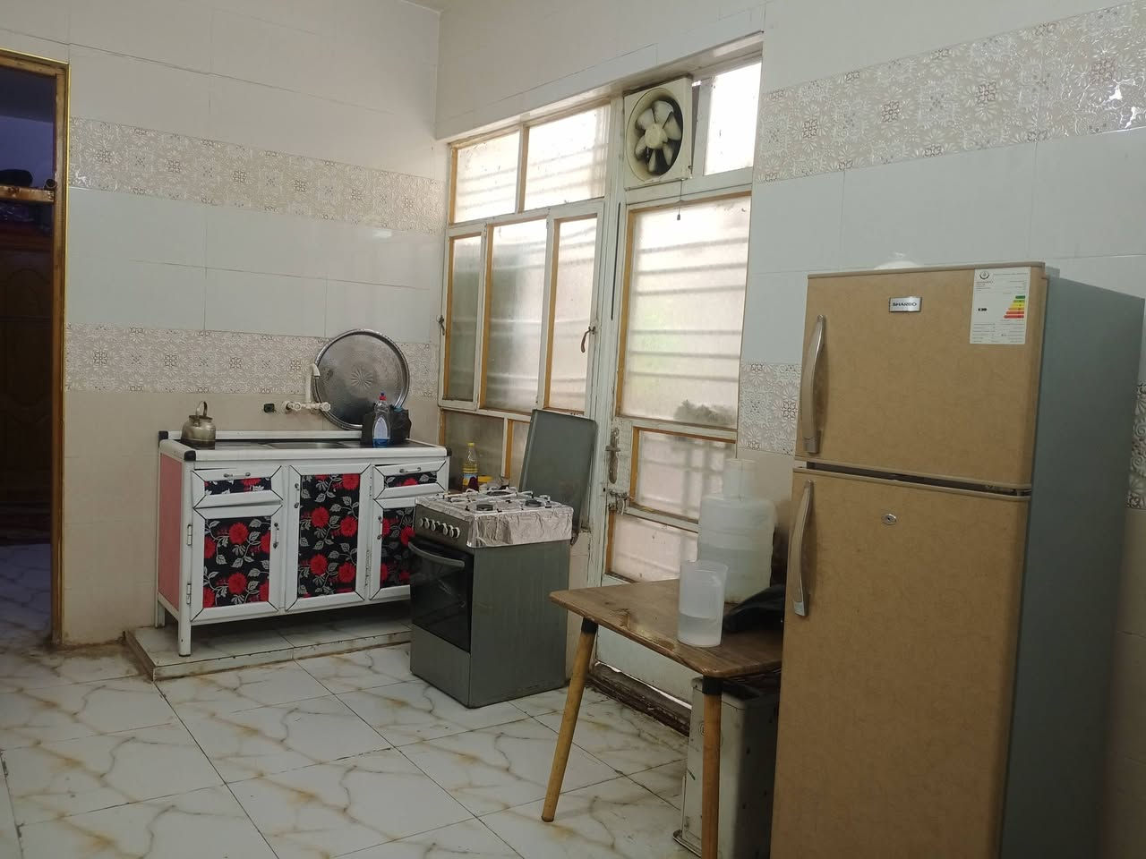 دار للبيع المساحه 150 شارع ابو طاوه قرب قميره البيت يحتوي على غرفتي النوم واستقبال وصاله البيت واجهه اربعه ونص والنزال 32.  السعر 45,       ***********
