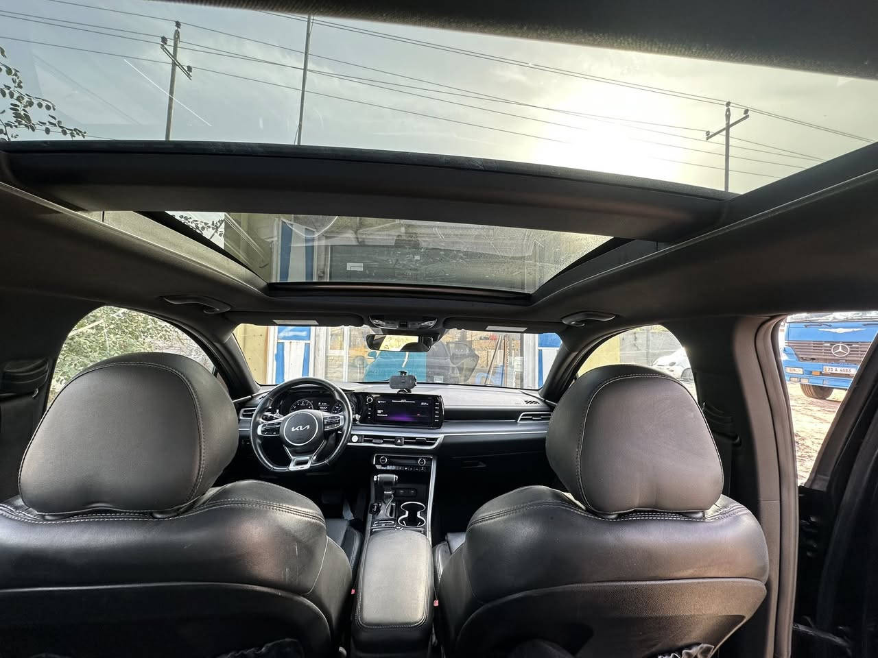 السلام عليكم
GT LINE. K5 موديل 22 للبيع 
السعر 188 وبيها مجال بسيط 
مواصفات 
شاشه كبيرة 
شاشه اعطال 
كير At 8 نمر
ترحيب عن بعد 
صندوق ذكي 
ويل كروم 
كشنات كهرباء
محرك 1600 توربو
مضخم صوت 
كشنات جلد 
كامره خلفيه 
نقطه عمياء 
رادار 
قيادة تلقائيه
بنوراما 
وبعد بيها وهاي مواصفات
تخم تاير جديد 
دسكات جدد وكاله 
مكان السيارة الديوانيه المركز 
______________________
حادثها من امريكا جنطه صور الحادث بالمنشور 
وبالعراق صار بيها بارد الباب الخلفي جه الصدر
-------------------------
الاستفسار اكثر 
***********
***********
