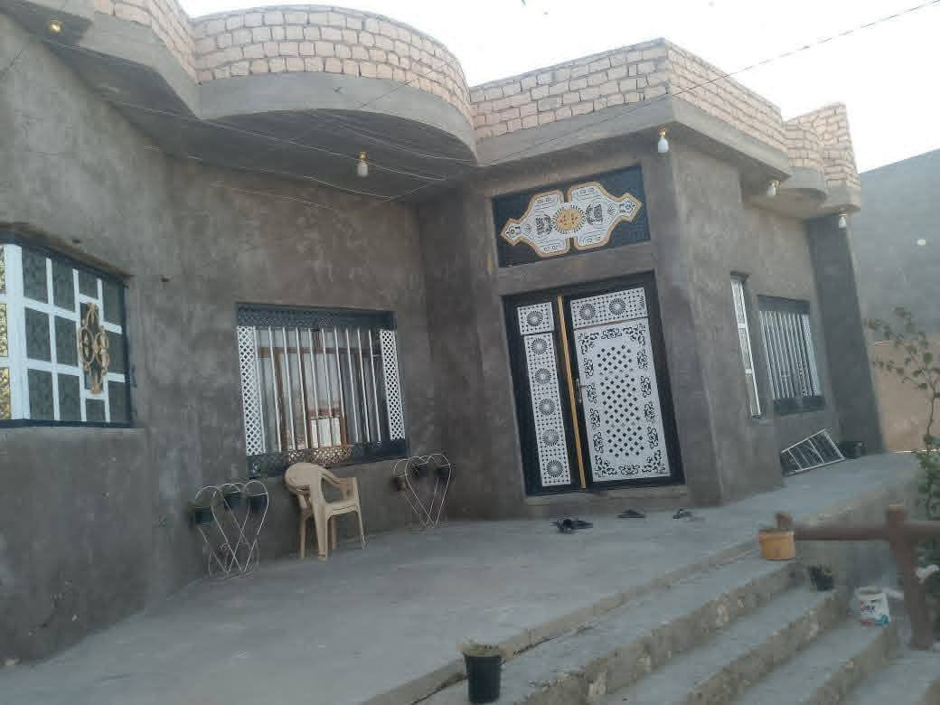 سلام عليكم ..للبيع بيت. بناء جديد المساحه الكليه 400م. ومساحه البناء 250م.مكانه هيت حي امينه  متكون من غرفتين وصاله ومطبخ وكندور وطابق الثاني فقط بيتونه ..ماشين بمعامله الطابو ..بي اوراق مي وكهرباء وشارع تبليط ..السعر 68)) وبي مجال للاتصال ***********
