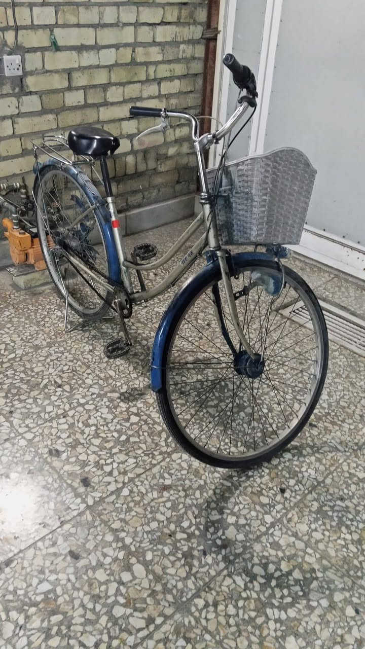 السلام عليكم بايسكل بناتي للبيع سعر 90 بغداد حي العامل ***********
