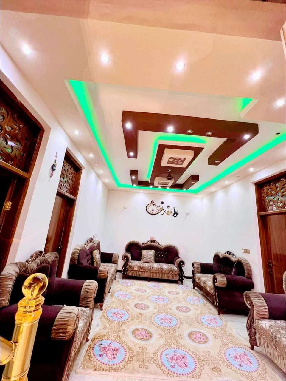 السلام عليكم 
اثاث للبيع (غرفة نوم تركي جديد قليل الاستخدام 10قطع )
تخم 10مقاعد ،ثلاجة 
للاستفسار :
***********-***********
