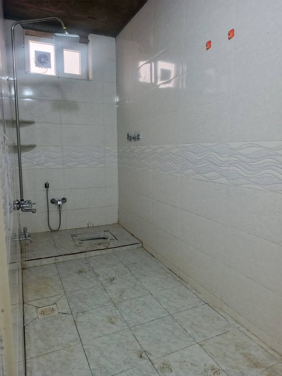 شقه للايجار 150 متر غرفتين نوم وصاله واستقبال ومطبخ وصحيات بسوك العرب قرب سيد باسم الحلاق للاستفسار مراجعة مكتب حيدر السلطاني او لاتصال رقم صاحب الملك مباشر ***********
