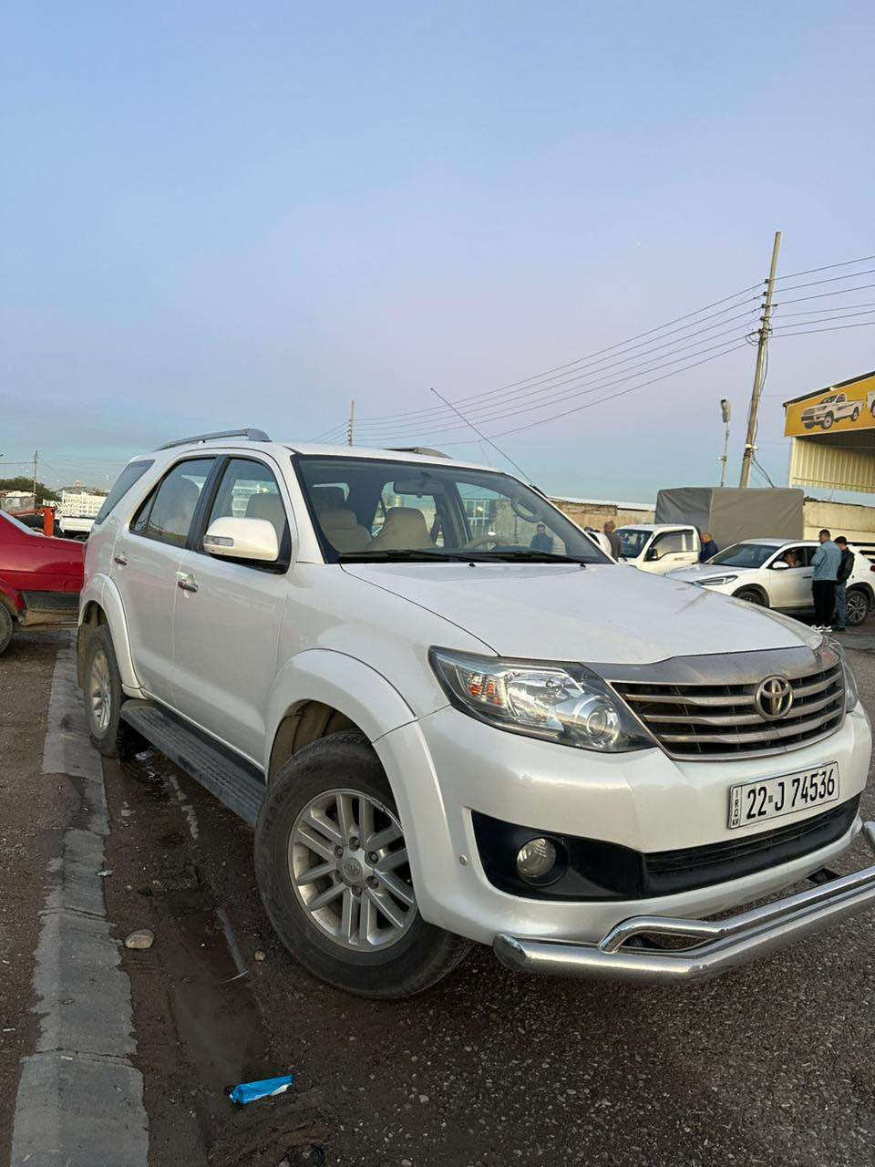سلام عليكم تيويتا فورجنر للبيع موديل 2013 
كير مكينه تبريد تدفئه شرط ✅
سنويه بأسمي 2028 جديد دفتر بانزين بي ✅ 
سياره حيل جديد نضيف كلش ✅ 
بيه ملاحضه كلش صغير جوا لايت اقل من شبر تكحيل وبيه جوا باب بنزين رصعه فقط 
سياره ماشي 249الف حقيقي ✅ 
العنوان كركوك رقم هاتف *********** كركوك, العراق
