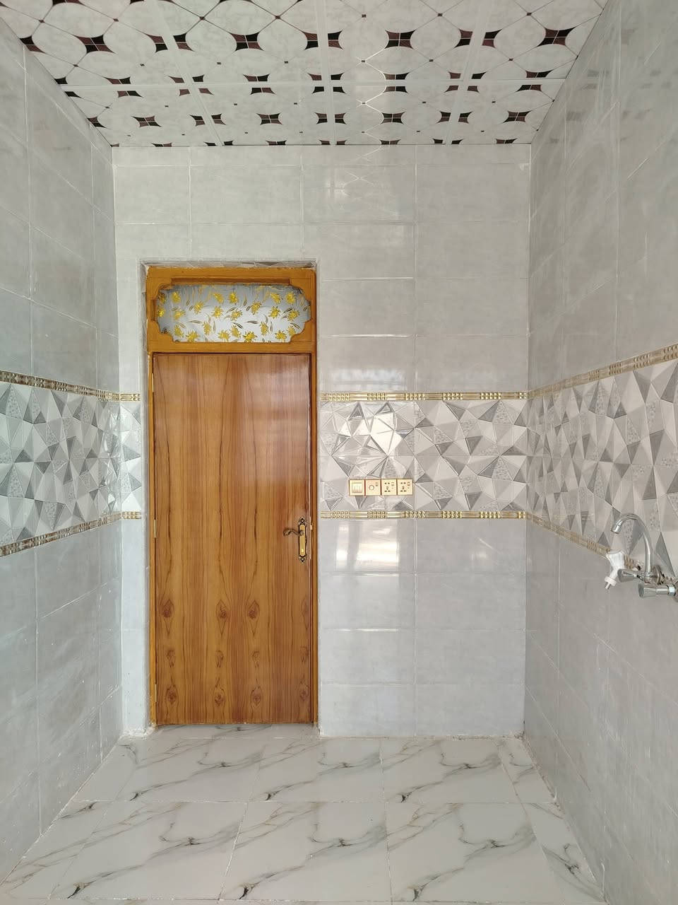 السلام عليكم بيت للبيع المساحه ١٠٠ متر البراكيه شارع المعمل مقابيل مدرسة علي الرماحي اساس صب كونكريت سقف صب كونكريت بناء طابوق نهروان البيت كامل من كلشي يحتوي على استقبال غرفه صاله مطبخ صحيات داخلي وخارجي السعر ٤٦ معه المجال الاستفسار على الرقم *********** مكتب بركات العباس ع
