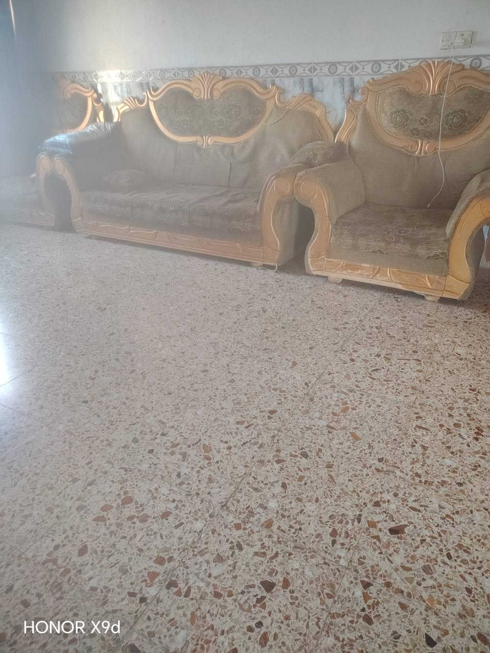 تخم عشر مقاعد رئاسي قدم خشبه قوي ادبج علي مينكسر قماشه قديم وبي كرسي مكسوره بي خشبه يعني يتصلح بسهوله رايده 90وبي مجال للشراي ***********
