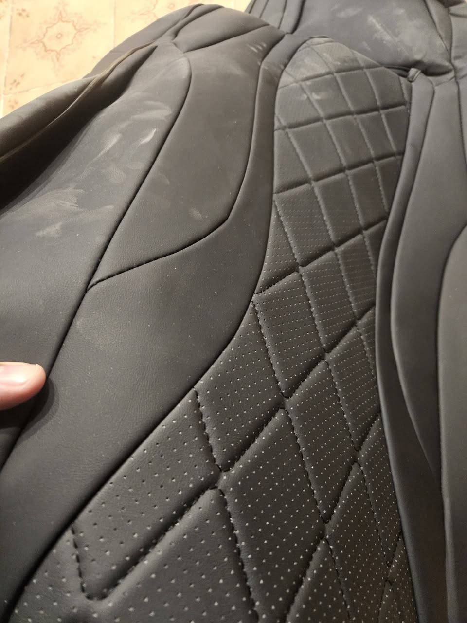 السلام عليكم 
عندي دوشمه جلد مال byd  مال سيل فايف الي تصير التجوه متصله بالكشن جديده لون اسود وتطريز ابيض وبيها تطريز كلمه byd  لون ابيض رايدها ب ٥٠ الف مكانها بغداد حي الجامعه ***********
